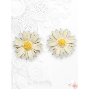 Sarah Coventry Daisy Clip On Earrings White Yellow Enamel Floral 340